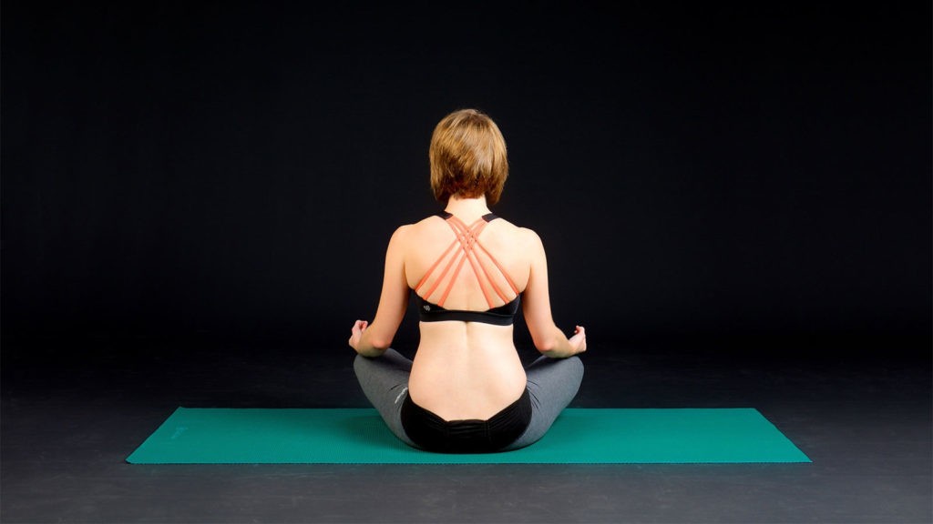 mulher praticando princípios do pilates