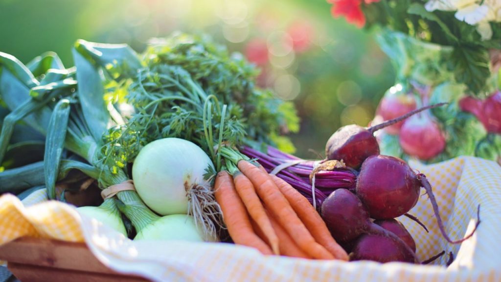 beets-carrots-close-up-533360-e1557437403544-1024x576-1475882