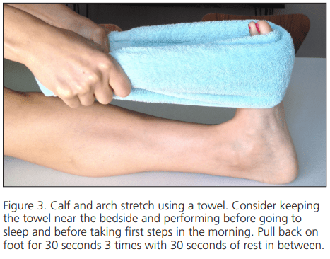 Esse tipo de alongamento é recomendado para antes de dormir e no primeiro momento da manhã, logo ao acordar. Puxe o pé para trás por 30 segundos, 3 vezes com 30 segundos de descanso entre uma vez e outra. figura_3-7576330