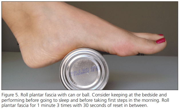 Nesse alongamento você precisará de uma lata ou pequena bola. Também é pra ser realizado no mesmo momento dos anteriores, rolando por 1 minuto e repetindo 3 vezes, com um intervalo de 30 segundos entre elas. figura_5-5954114