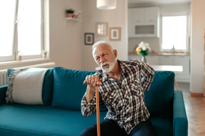 idoso com dor nas costas