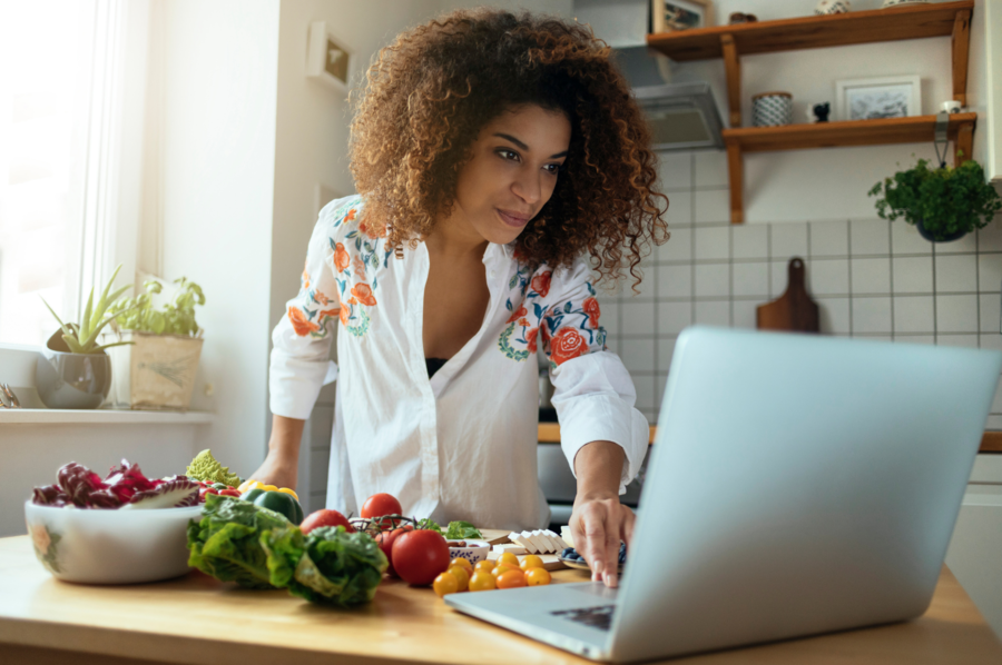 moça escolhendo receitas na internet