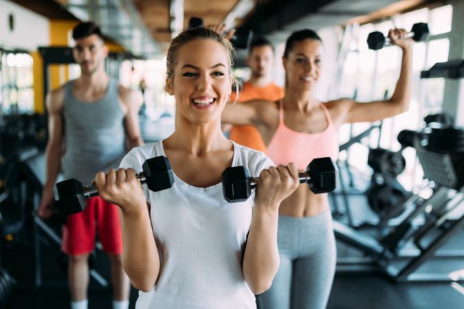 grupo fazendo musculação