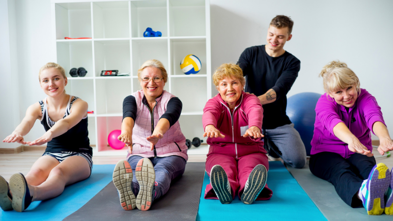 grupo de idosas no treinamento funcional