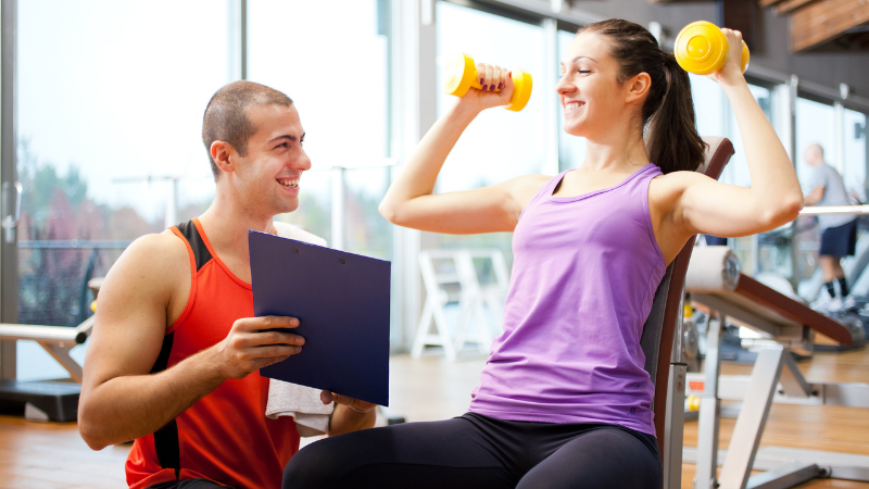 personal instruindo exercício para emagrecer