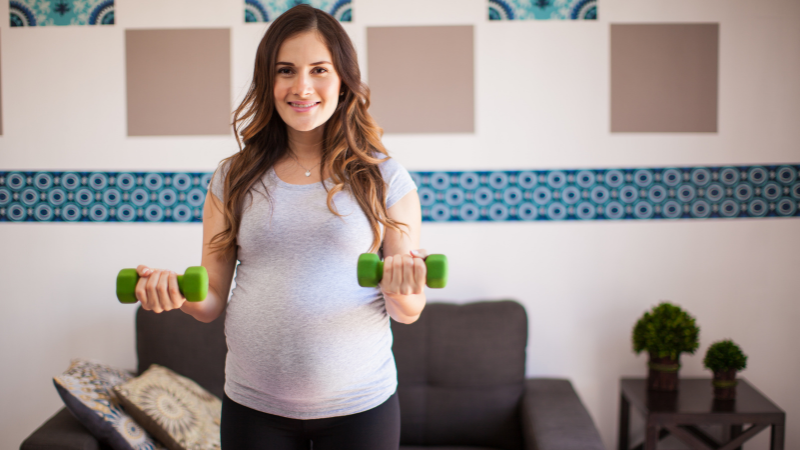 gestante praticando exercícios