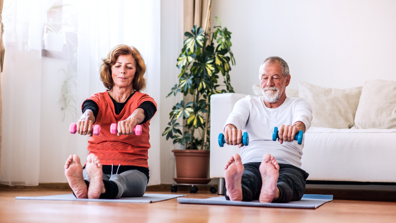 idosos fazendo funcional em casa