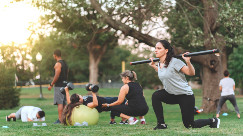 grupo de pessoas praticando funcional ao ar livre