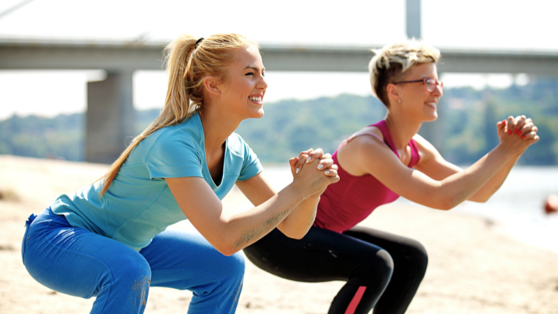 agachamento na areia