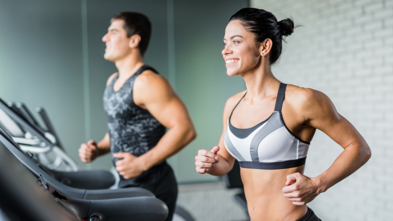 casal correndo na esteira