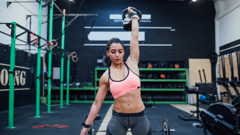 mulher levantando kettlebell no crossfit emagrece