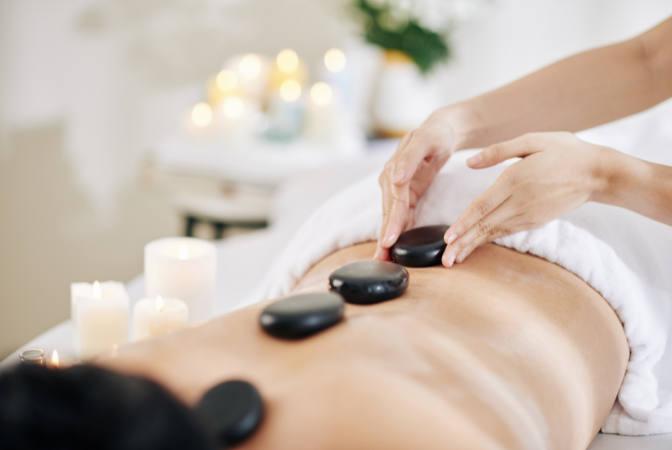 massagem com pedras quentes